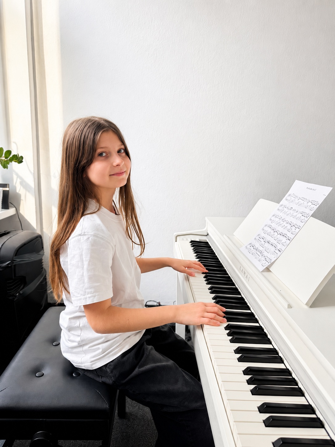 Uczennica podczas lekcji gry na pianinie w Bieganowska Music Academy