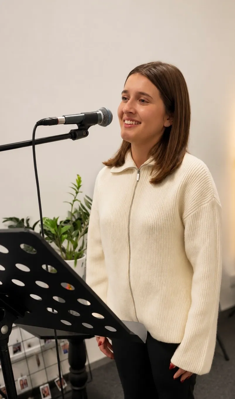 Dorosła uczennica podczas zajęć wokalnych